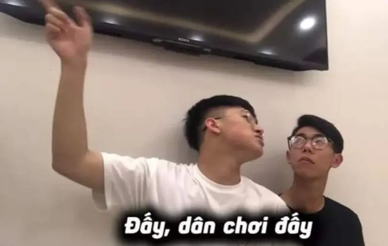 Meme chỉ vào những người chơi