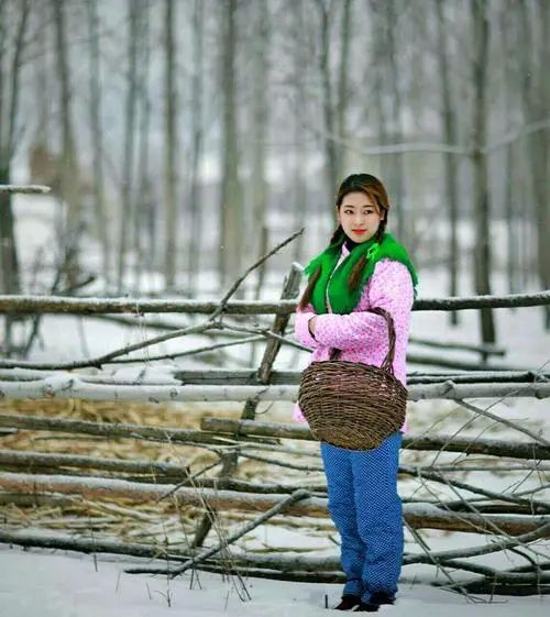 Ảnh cô gái đồng quê xinh đẹp với đôi mắt nhẹ nhàng