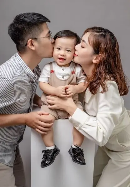 Happy Family Photo 3 Người có nụ cười hạnh phúc