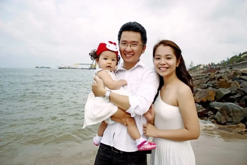 Happy Family Photo 3 người cười