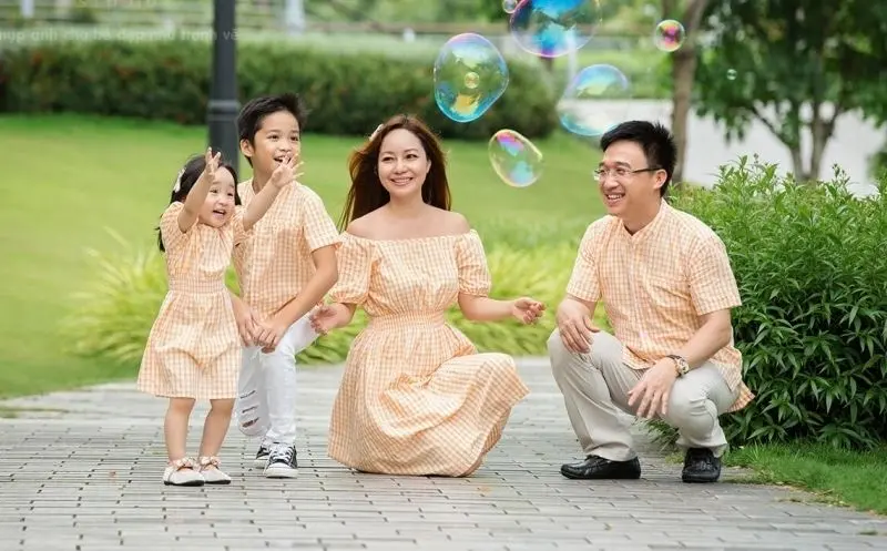 Happy Family Photo 4 Người yêu thương