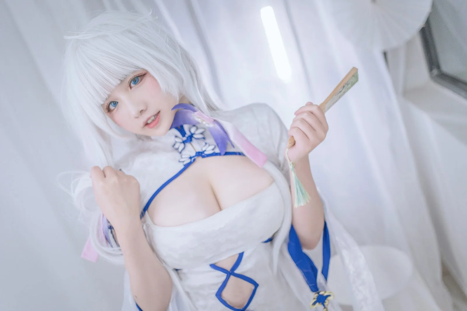 Ảnh của một cô gái cosplay ấn tượng và quyến rũ.