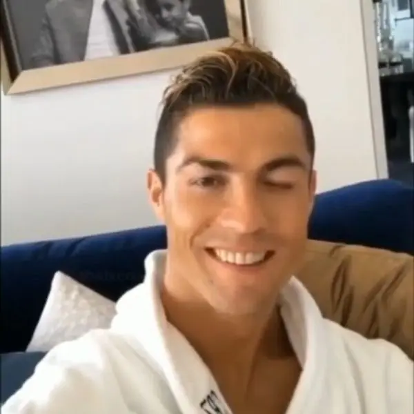 Meme ronaldo nháy mắt vui tính