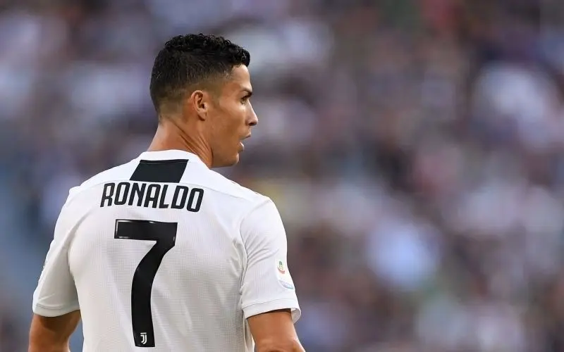 Ronaldo đẹp trai với góc nghiêng hoàn hảo