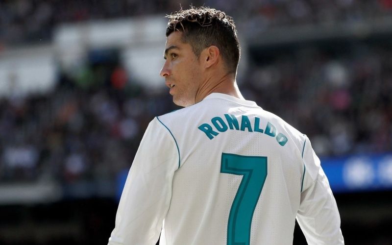 Ronaldo đẹp trai trong ánh sáng nhẹ nhàng