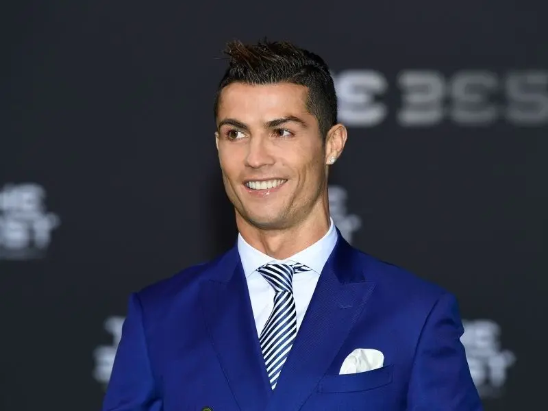 Ronaldo đẹp trai với biểu hiện tập trung