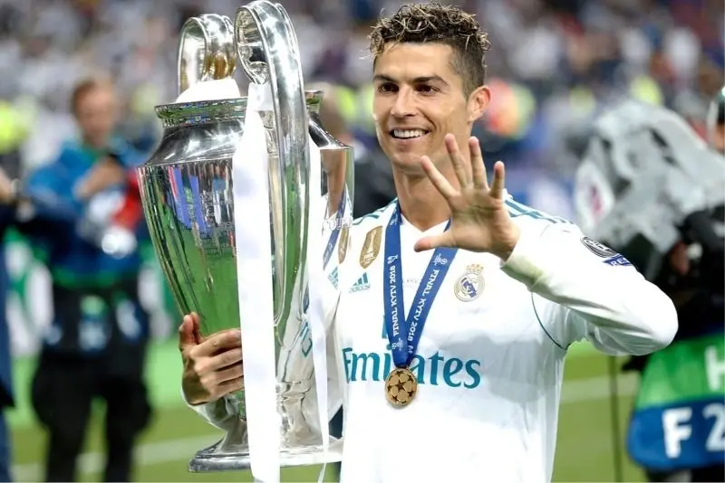 Ronaldo đẹp trai trên sân với ánh mắt