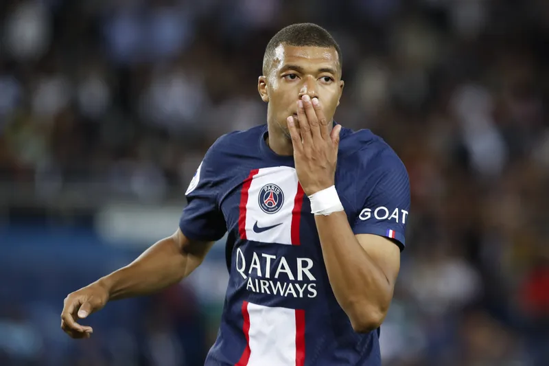 Mbappe đẹp trai mê hoặc từng khung hình