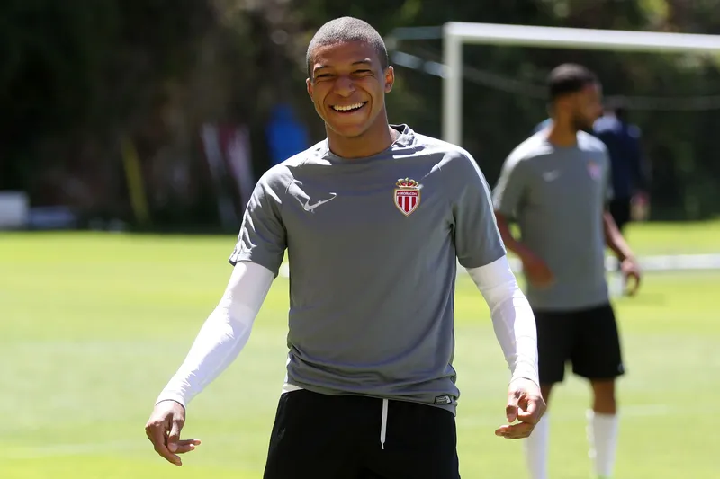 Sự xuất hiện đẹp trai của Mbappe thông qua những bức ảnh thực sự