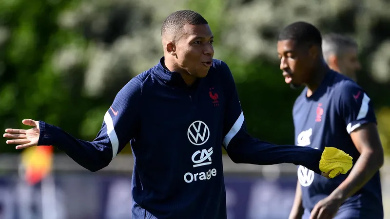 Nhìn vào mbappe đẹp trai với sự tự tin mạnh mẽ