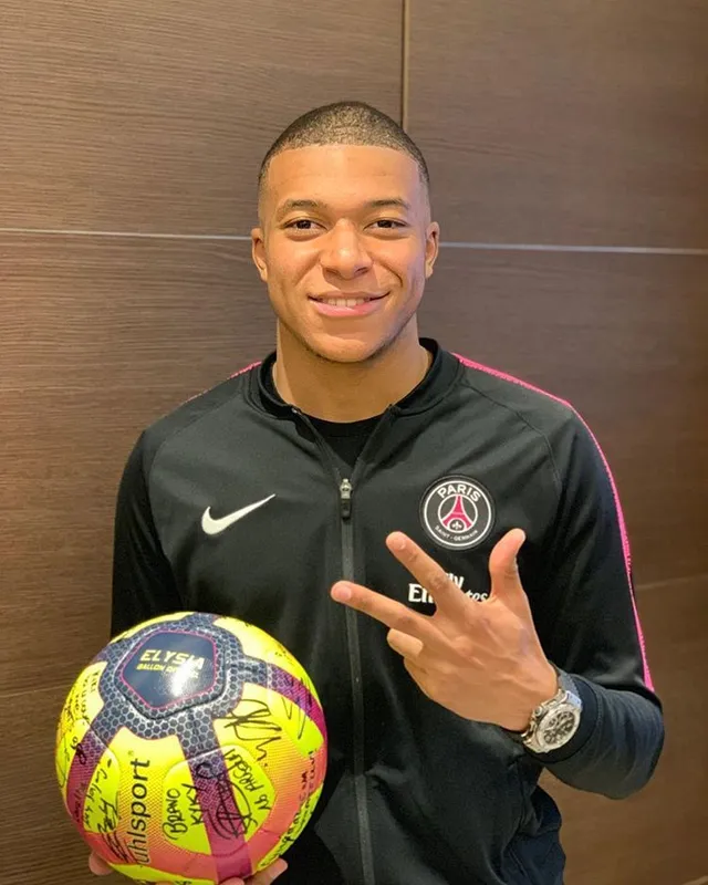 Mbappe đẹp trai với sức thu hút cao điểm trong bức ảnh