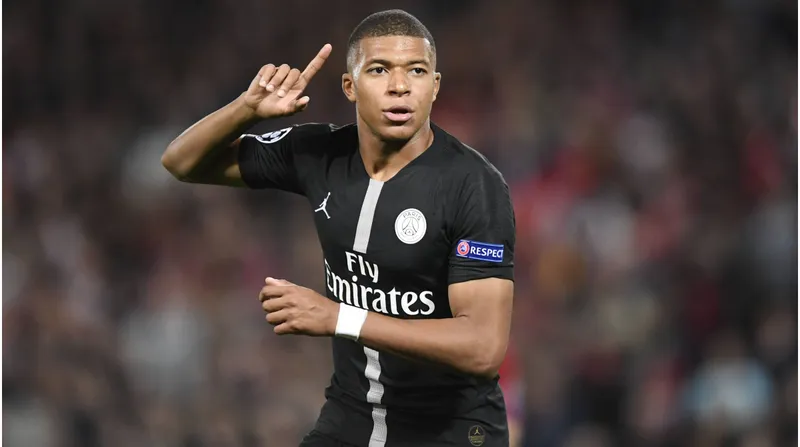 Người đẹp đẹp trai của Mbappe thông qua một loạt các bức ảnh độc đáo