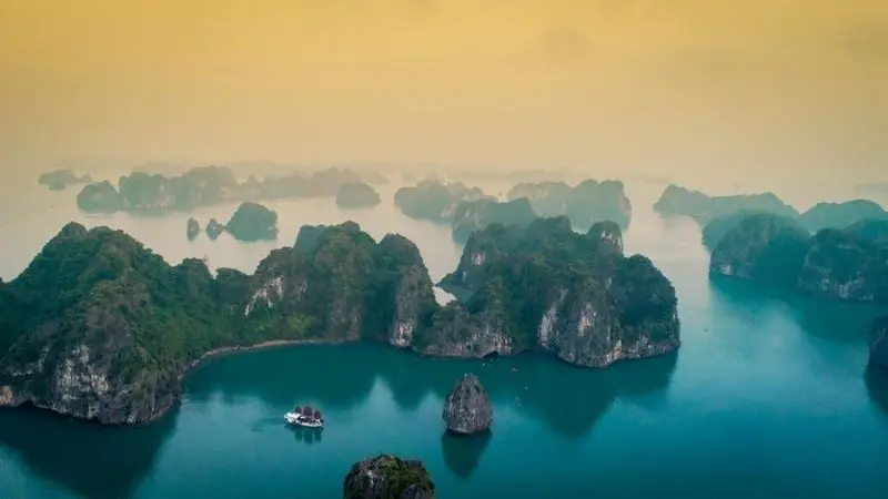 Ảnh của Ha Long Bay với những ngọn núi Rocky ấn tượng