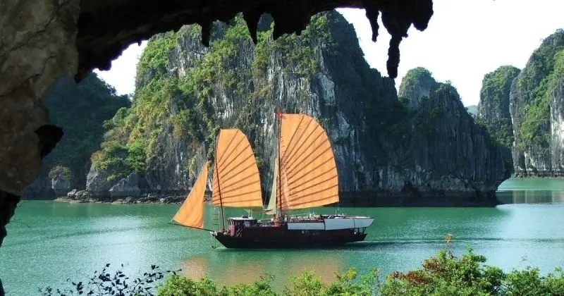 Khám phá bức ảnh của Ha Long Bay nổi bật trên bầu trời