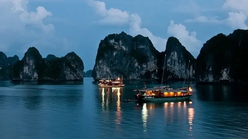 Ảnh của Ha Long Bay vào ban đêm lung linh huyền ảo