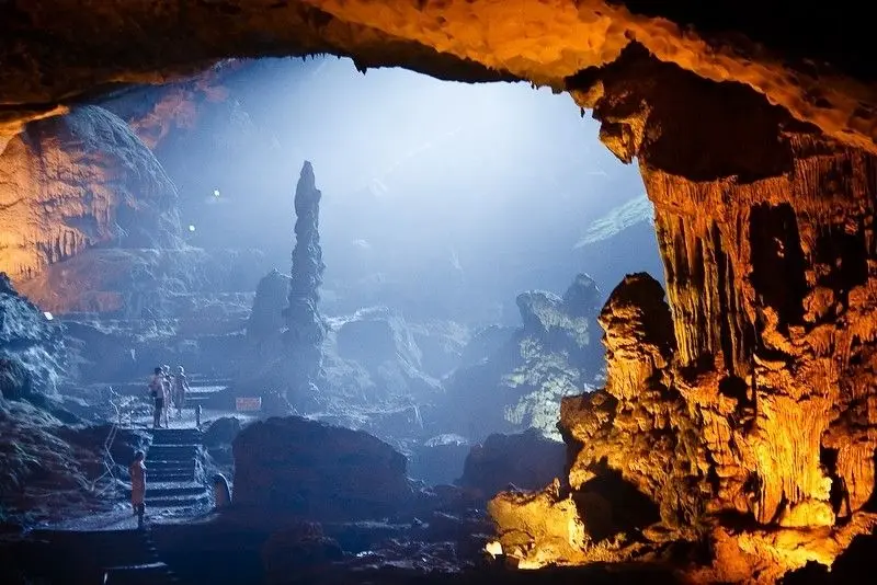 Vẻ đẹp rực rỡ của Ha Long Bay vào ban đêm