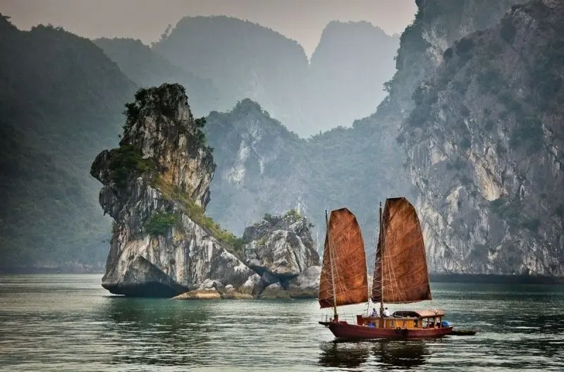 Ảnh của Ha Long Bay quyến rũ khách du lịch từ gần và xa