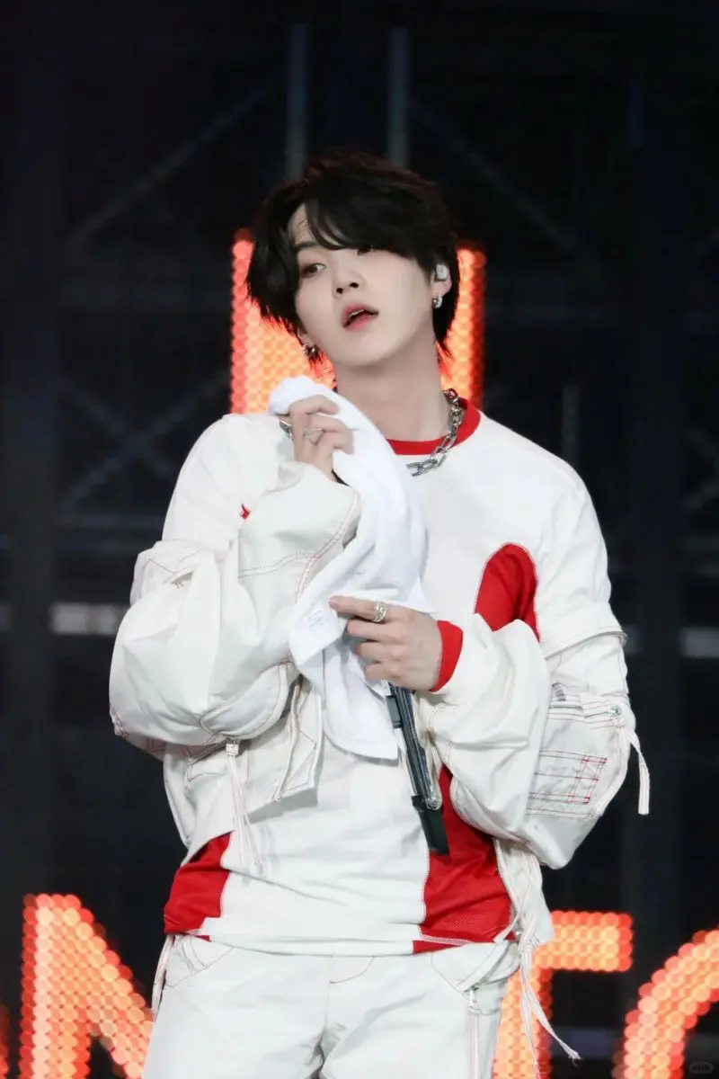 Suga bts đôi mắt tự tin