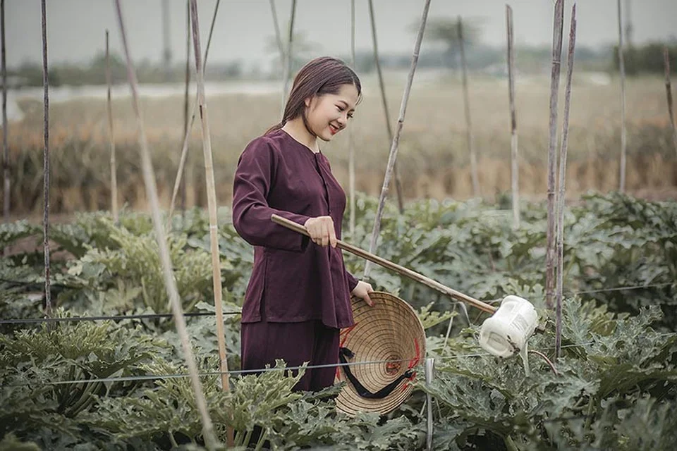 Sự quyến rũ của cô gái nông thôn xinh đẹp trong khung cảnh làng